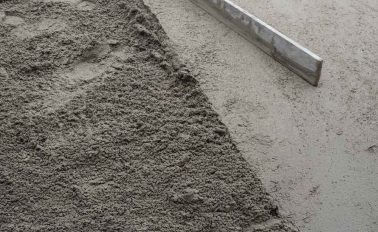 Screeding a floor and levelling it with a tamping screed bar