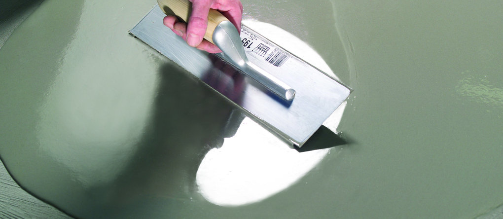 Smoothing the self levelling compound.