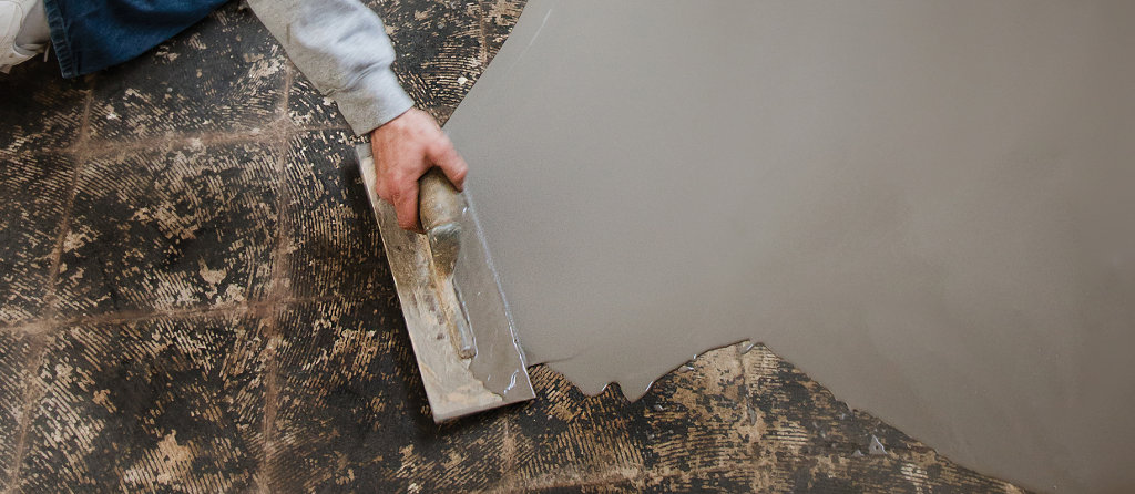 Self levelling compound over old bitumen residue floor without the need to prime